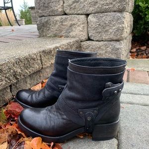 Couture Vera Wang black boots